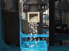 Μηχανικός που θέτει σε λειτουργία μηχανή πάγου σωλήνων