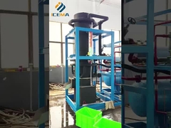 Μεγάλη μηχανή πάγου σωλήνων σε λειτουργία